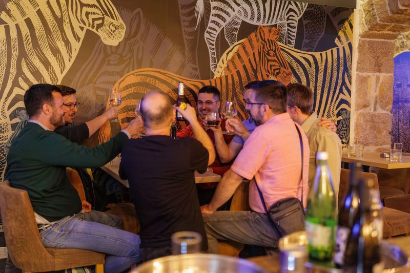 Sudionici u društvu za stolom nakon programa 2026.